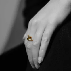 Studio by Gulldia – Edge ring i forgylt sølv