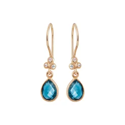 Susanne Friis Bjørner – Ørering (bøjle), 14 karat rødguld, brillant Cr SI2 0,02×6, dråbe facet 6×8 mm London blå topas (3425-5)