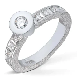 Van Bergen – Circle ring i hvitt gull med 1 x 0,20 ct og 10 x 0,02 ct diamanter TWSI