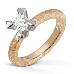 Van Bergen – Golden Love Heart ring i gult gull med hvitt gull fatning og 0,50 ct diamant TW/SI