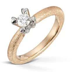 Van Bergen – Golden Love Heart ring i gult gull med hvitt gull fatning og 0,30 ct diamant TW/SI
