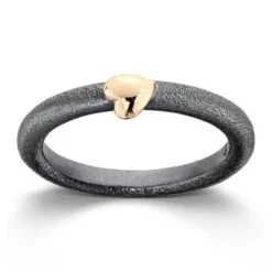 Van Bergen – Silver Heart ring i oksydert sølv m/gullhjerte, 3mm bredde