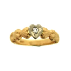 Van Bergen – Silver Heart – Ring i gult gull med med hvitt gull hjertefatning og diamant