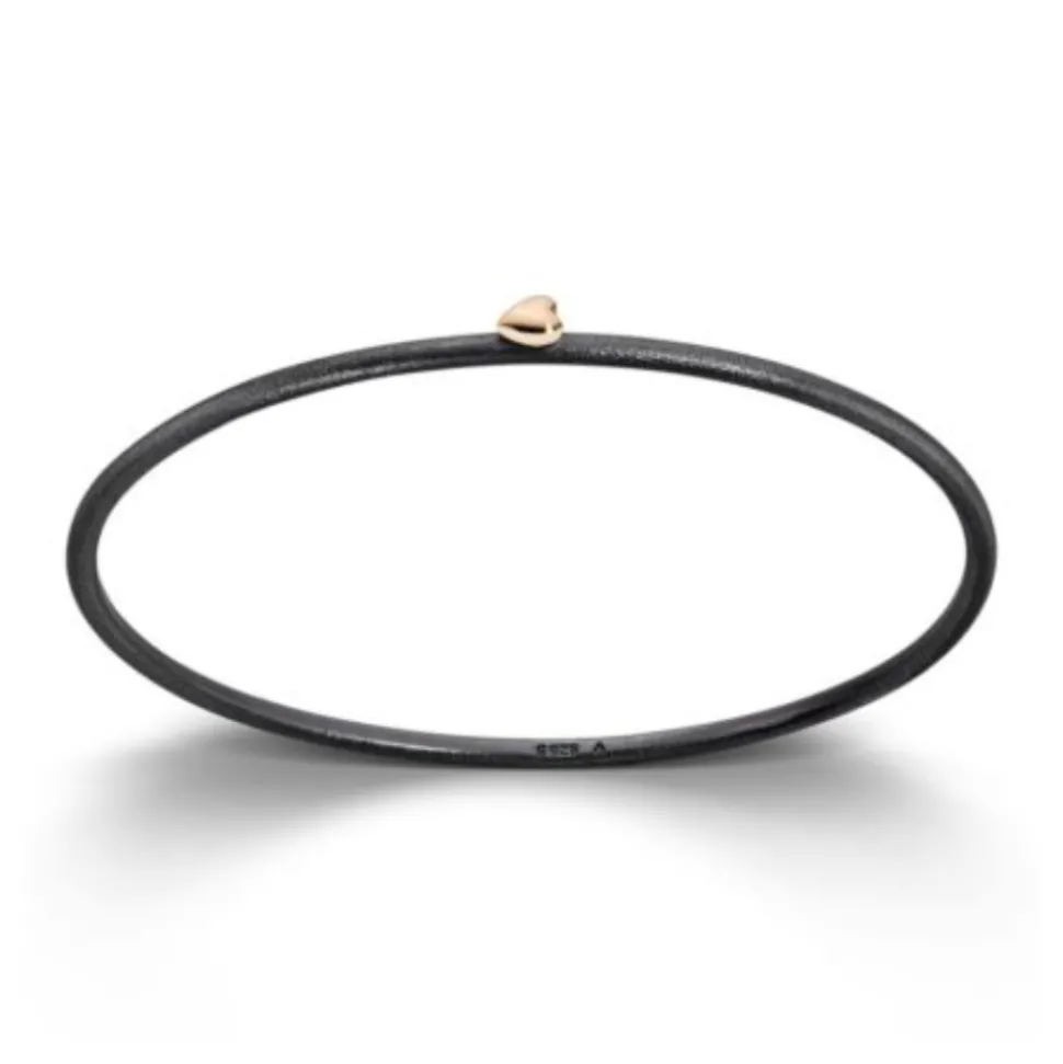 Van Bergen – Silver Heart-armring i oksidert sølv m/14K gullhjerte, 2,5mm bredde