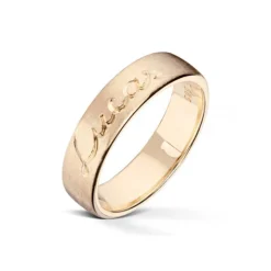 Wedding by Frisenberg – Giftering i gult gull -5 mm bred- Håndgravert navn utvendig-silkematt overflate