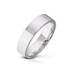 Wedding by Frisenberg – Giftering i hvitt gull – 5 mm bred- med 3 stk diamanter i alt 0,03 ct TW/SI