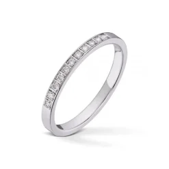 Wedding by Frisenberg – Giftering i hvitt gull – 2 mm bred- med 11 stk diamanter i alt 0,11 ct TW/SI