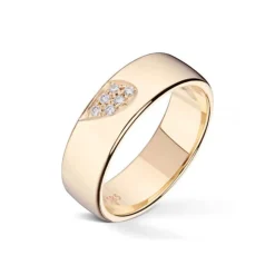 Wedding by Frisenberg – Giftering i gult gull – 5 mm bred- med 6 stk diamanter i alt 0,06 ct TW/SI -isatt som en halvdel av et hjerte