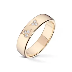 Wedding by Frisenberg – Giftering i gult gull – 5 mm bred- med 6 stk diamanter i alt 0,06 ct TW/SI -isatt som 2 hjerter