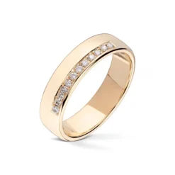 Wedding by Frisenberg – Giftering i gult gull – 5 mm bred – 0,12 ct TW/SI