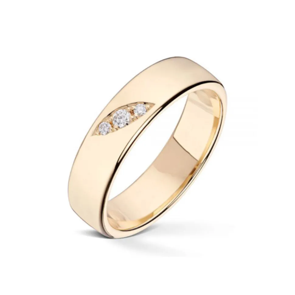 Wedding by Frisenberg – Giftering i gult gull – 5 mm bred- med 3 stk diamanter i alt 0,05 ct TW/SI