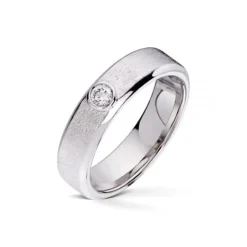 Wedding by Frisenberg – Giftering i hvitt gull – 5 mm bred- med 1 stk diamant i alt 0,10 ct TW/SI