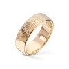 Wedding by Frisenberg – Giftering i gult gull -6 mm bred-håndgravert ditt eget fingeravtrykk som overflate