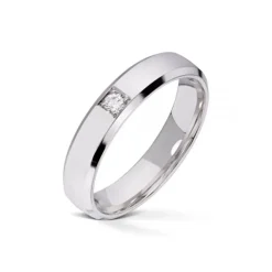 Wedding by Frisenberg – Giftering i hvitt gull – 4 mm bred- med 1 stk diamanter i alt 0,05 ct TW/SI