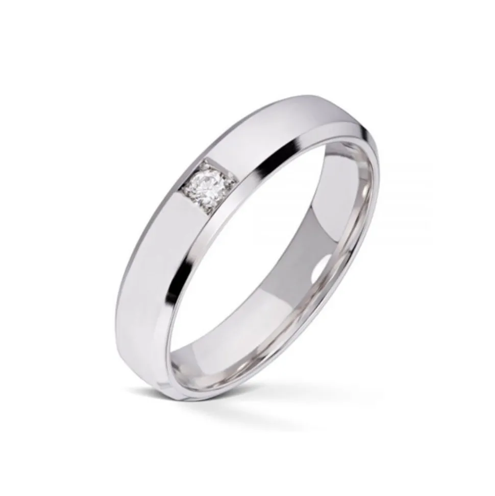 Wedding by Frisenberg – Giftering i hvitt gull – 4 mm bred- med 1 stk diamanter i alt 0,05 ct TW/SI