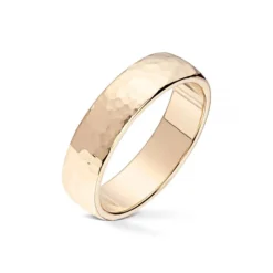 Wedding by Frisenberg – Giftering i gult gull med hamret overflate – 5 mm bred