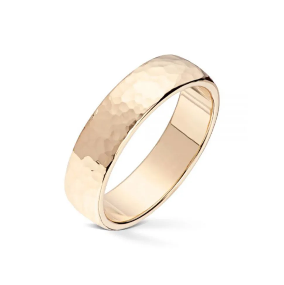 Wedding by Frisenberg – Giftering i gult gull med hamret overflate – 5 mm bred