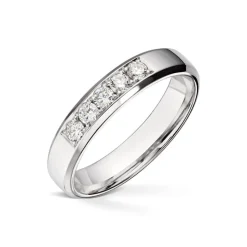 Wedding by Frisenberg – Giftering i hvitt gull med 5 x 0,05 ct diamant – 4 mm
