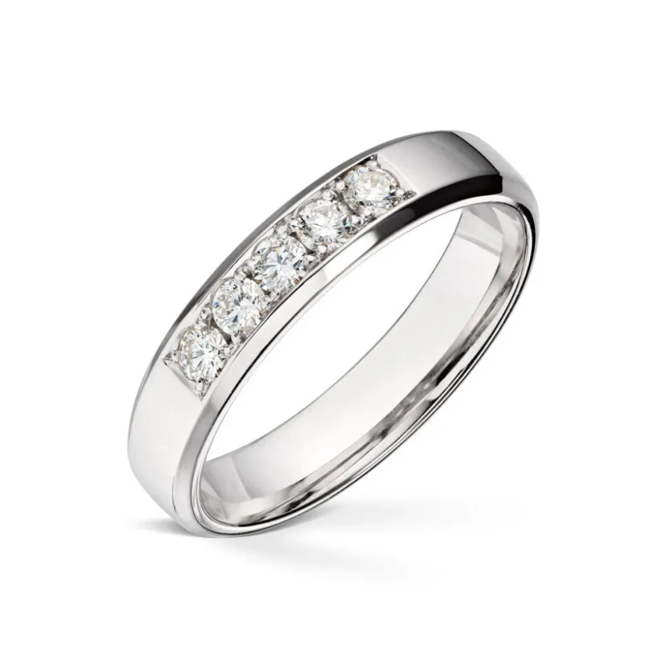 Wedding by Frisenberg – Giftering i hvitt gull med 5 x 0,05 ct diamant – 4 mm