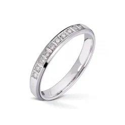 Wedding by Frisenberg – Giftering i hvitt gull – 3 mm bred- med 10 stk diamanter i alt 0,10 ct TW/SI
