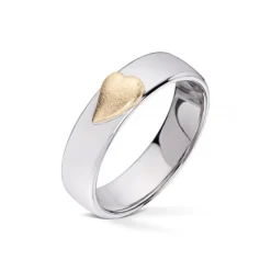 Wedding by Frisenberg – Giftering i hvitt gull – 5 mm bred- med håndlaget mattet gult gull hjerte
