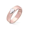 Wedding by Frisenberg – Giftering i rosegull – 5 mm bred – med håndlaget mattet hjerte i hvitt gull