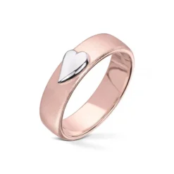 Wedding by Frisenberg – Giftering i rosegull – 5 mm bred – med håndlaget mattet hjerte i hvitt gull