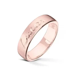 Wedding by Frisenberg – Giftering i rosegull -5 mm bred – Håndgravert navn og silkematt overflate