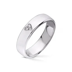 Wedding by Frisenberg – Giftering i hvitt gull – 5 mm bred- med 3 stk diamanter i alt 0,03 ct TW/SI- isatt som et hjerte